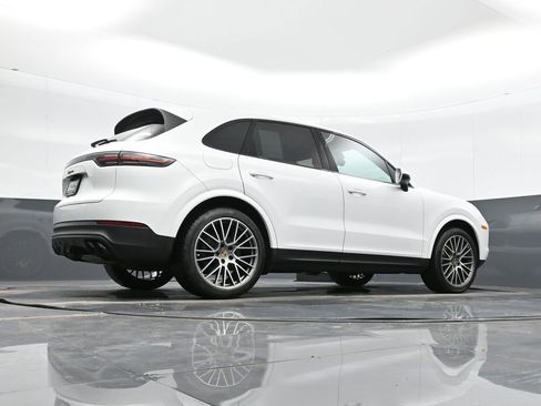 Certified 2023 Porsche Cayenne Platinum Edition image 38