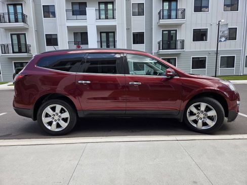 Used 2017 Chevrolet Traverse LT w/ Style and Technology Package FWD image 5