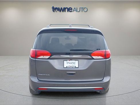 Used 2018 Chrysler Pacifica Touring-L image 4