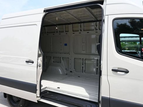 Used 2024 Mercedes-Benz Sprinter 2500 image 29