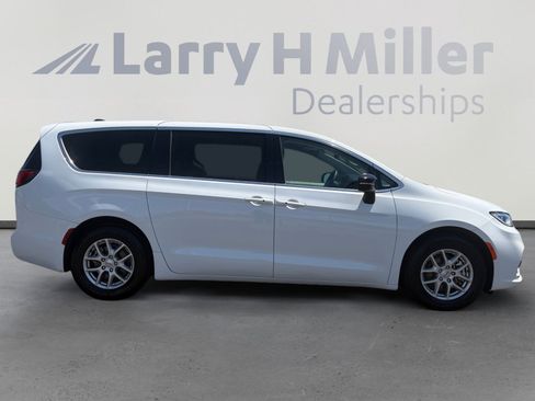 Used 2024 Chrysler Pacifica Touring-L FWD image 6