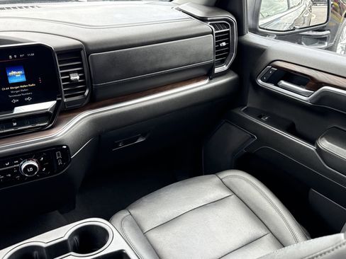 Used 2025 GMC Sierra 1500 SLT AWD/4WD image 17