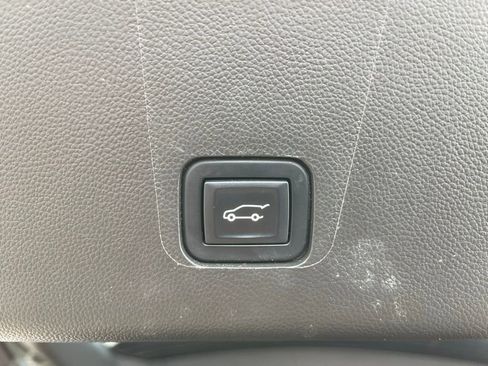 Used 2023 Chevrolet Traverse LT image 30