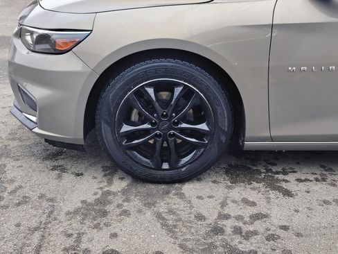 Used 2017 Chevrolet Malibu LT w/ Leather Package image 9