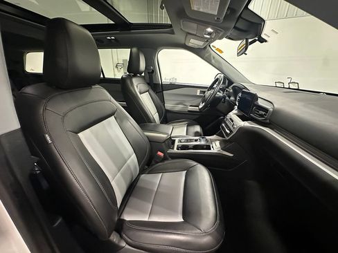 Used 2022 Ford Explorer XLT w/ Equipment Group 202A AWD/4WD image 29