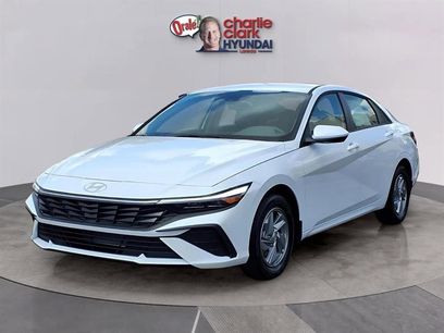 New 2025 Hyundai Elantra SE