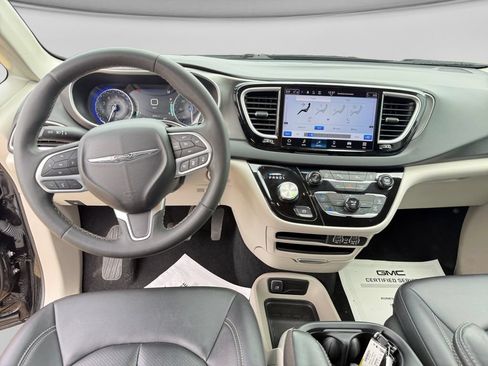Used 2024 Chrysler Pacifica Touring-L FWD image 24