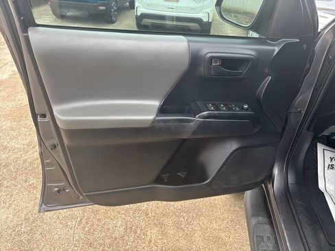 Used 2017 Toyota Tacoma SR5 image 11