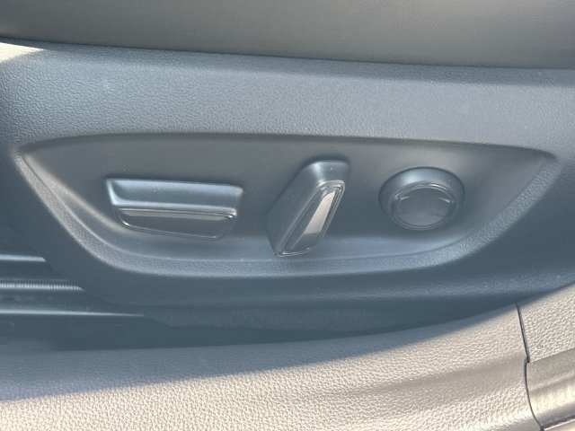 Used 2023 Toyota Prius XLE FWD image 17