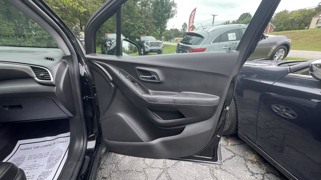 Used 2019 Chevrolet Trax LT w/ LT Convenience Package AWD/4WD image 26
