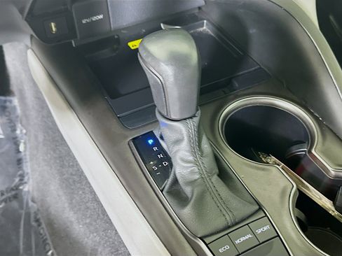 Used 2024 Toyota Camry SE w/ Cold Weather Package FWD image 21