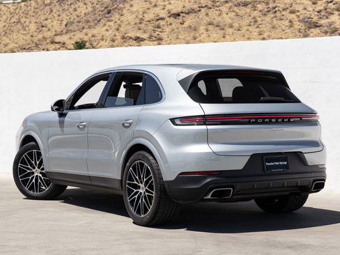 Certified 2025 Porsche Cayenne AWD/4WD image 3