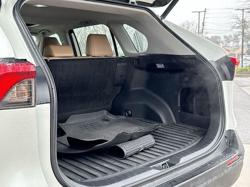 Used 2021 Toyota RAV4 XLE Premium image 33