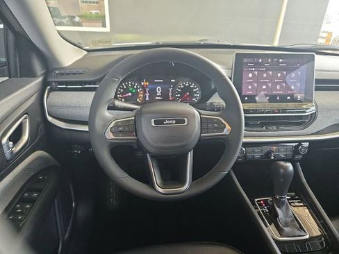 Used 2022 Jeep Compass Latitude FWD image 12
