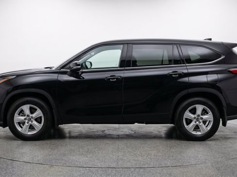 Used 2025 Toyota Highlander LE FWD image 5
