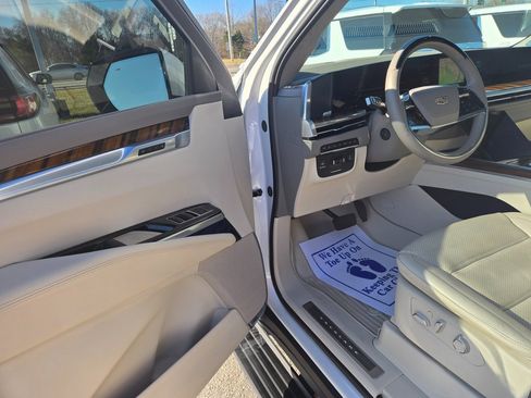 Used 2025 Cadillac Escalade ESV Premium Luxury Platinum image 6