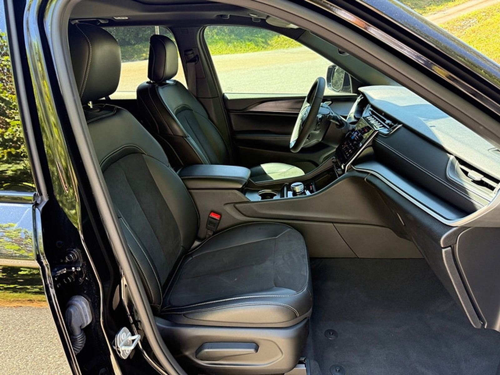 Used 2024 Jeep Grand Cherokee Altitude AWD/4WD image 18