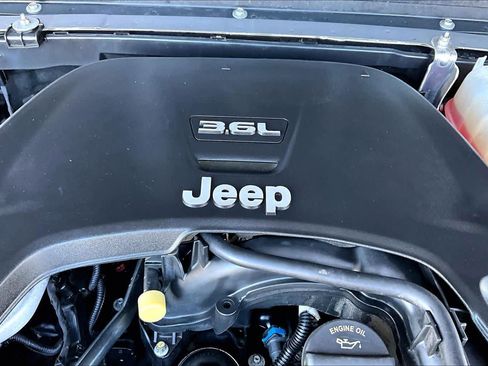 Used 2018 Jeep Wrangler Unlimited Sahara image 32