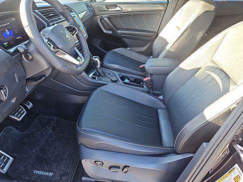 Certified 2022 Volkswagen Tiguan SE R-Line image 32