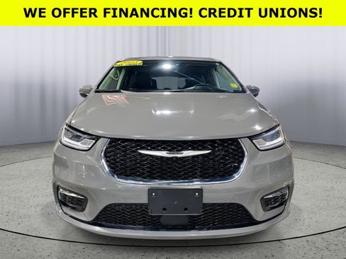 Used 2023 Chrysler Pacifica Touring-L FWD image 2