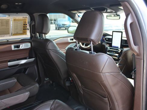 Used 2022 Ford Explorer King Ranch w/ Premium Technology Package RWD image 36