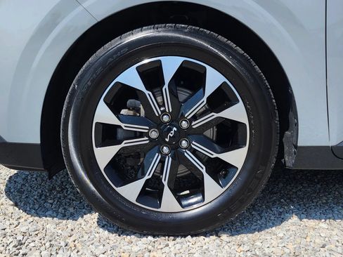 Used 2024 Kia Carnival EX FWD image 3
