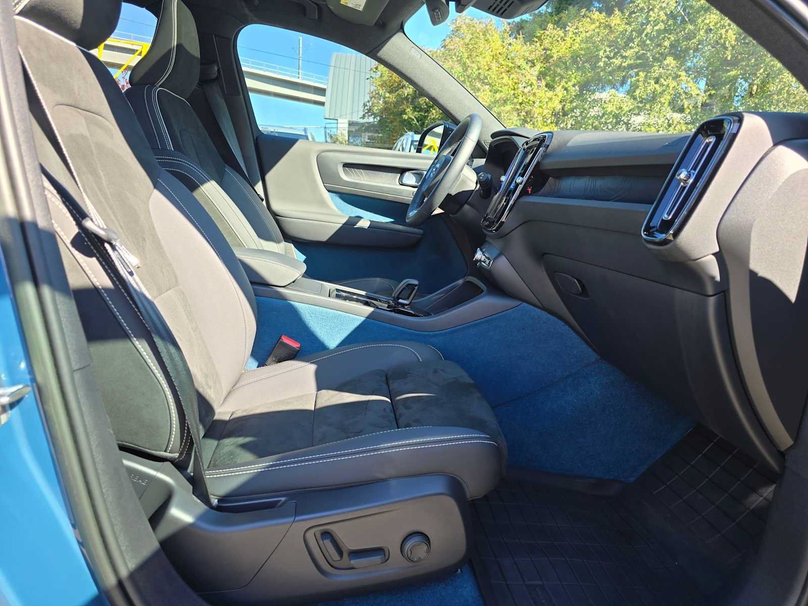 Used 2023 Volvo XC40 Recharge Plus w/ Protection Package Premier AWD/4WD image 11