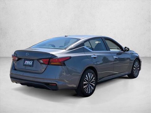 Used 2024 Nissan Altima 2.5 SV FWD image 5