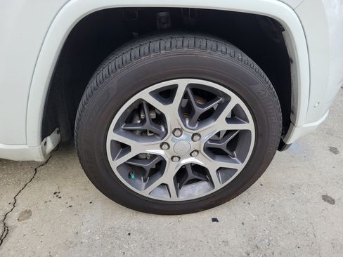 Used 2019 Jeep Grand Cherokee Overland AWD/4WD image 5
