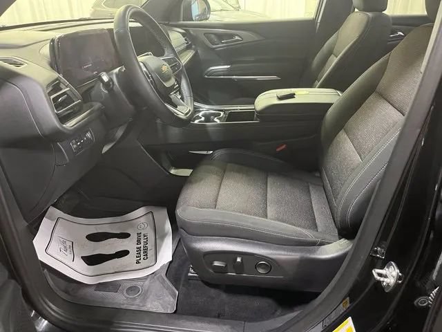 Used 2025 Chevrolet Traverse LT w/ Driver Confidence Package AWD/4WD image 4