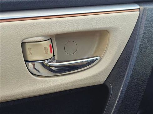 Used 2015 Toyota Corolla LE FWD image 4