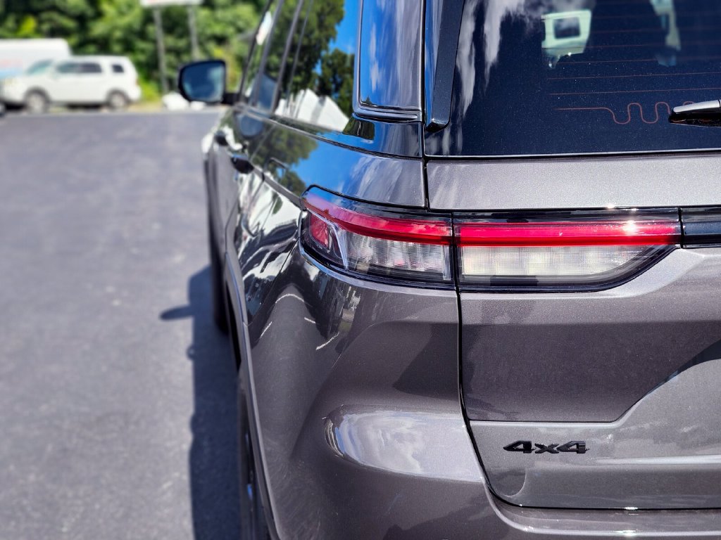 New 2026 Jeep Grand Cherokee Altitude AWD/4WD image 9