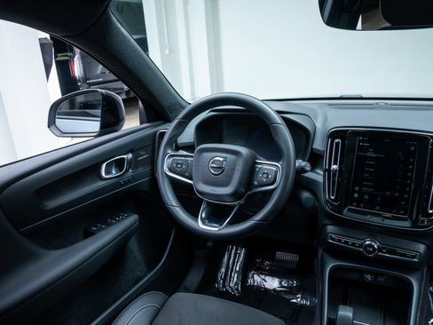 Used 2023 Volvo XC40 Recharge Ultimate w/ Protection Package Premier AWD/4WD image 9