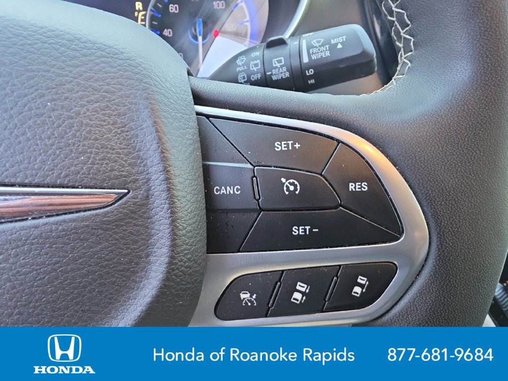 Used 2024 Chrysler Pacifica Touring-L FWD image 24
