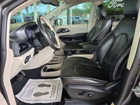 Used 2020 Chrysler Pacifica Limited FWD image 10