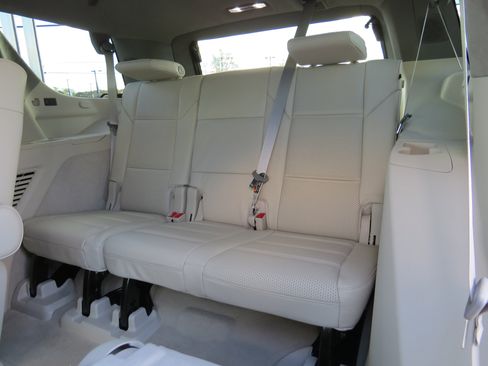 Certified 2025 Cadillac Escalade Premium Luxury Platinum image 15