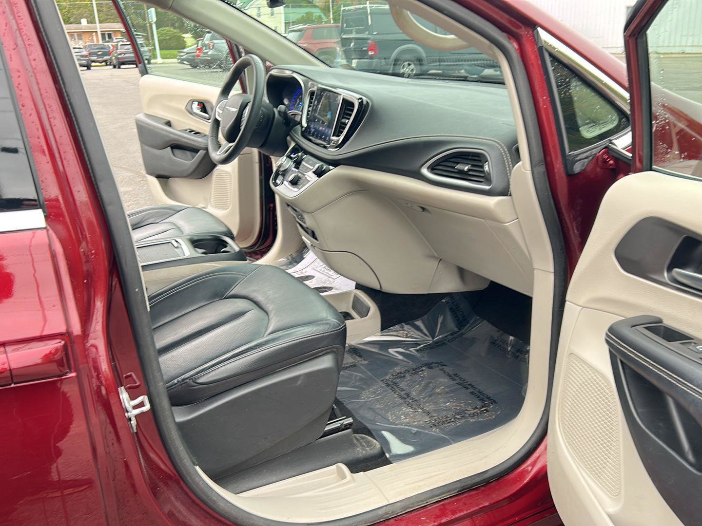 Used 2022 Chrysler Pacifica Touring-L FWD image 28