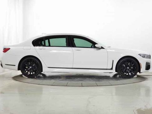 Used 2022 BMW 740i xDrive w/ M Sport Package image 12