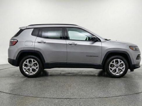 Used 2025 Jeep Compass Latitude AWD/4WD image 11