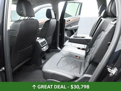 Used 2025 Volkswagen Atlas SE image 30
