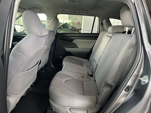 Used 2022 Toyota Highlander LE AWD/4WD image 21