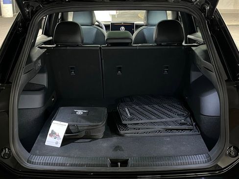 Used 2025 Volkswagen Tiguan SE R-Line image 36