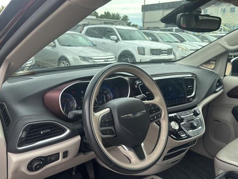 Used 2017 Chrysler Pacifica Limited FWD image 19
