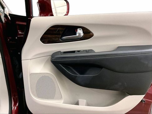 Used 2021 Chrysler Pacifica Limited FWD image 23