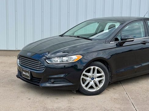 Used 2015 Ford Fusion SE FWD image 2