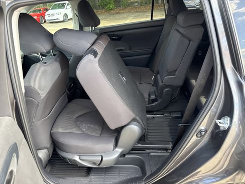 Used 2025 Toyota Highlander LE FWD image 12