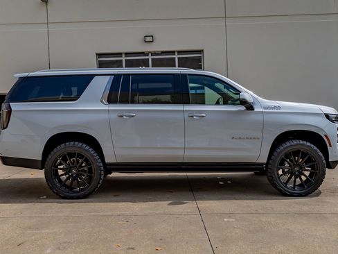 Used 2026 Chevrolet Suburban High Country AWD/4WD image 11