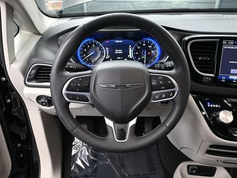 Used 2024 Chrysler Pacifica Touring-L FWD image 25