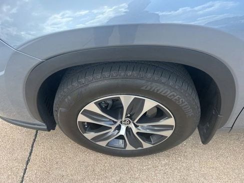Used 2024 Toyota Highlander XLE image 2