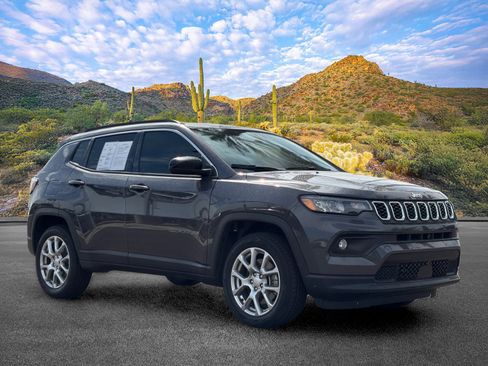 Used 2024 Jeep Compass Latitude AWD/4WD image 2